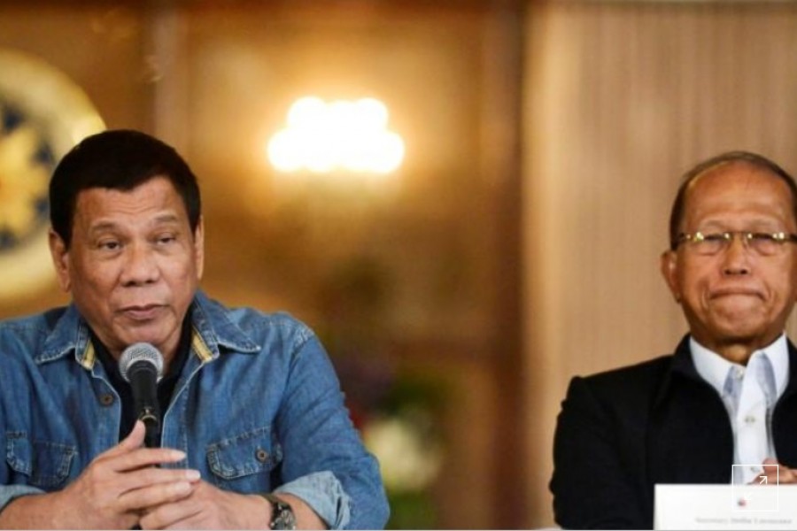 Philippine President Rodrigo Duterte (L) and Defence Secretary Delfin Lorenzana at the Malacanang palace in Manila, Philippines January 29, 2017. - Reuters