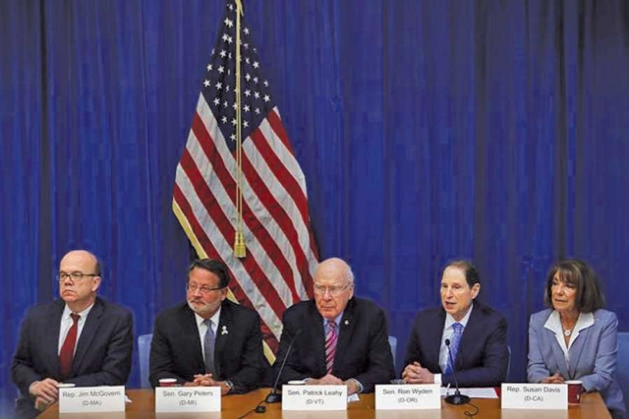 Senator Patrick Leahy (centre), and four other US Democrat lawmakers give a press conference in Havana on February 21, at the end of their visit to Cuba, in violation of the US travel advisory against Cuba issued by Republican President Donald Trump. —Photo: Inter Press Service
