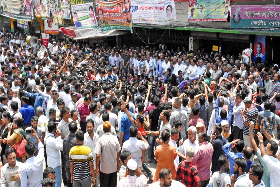 BNP leaders and activists chanting slogan at the human chain in front of the party's Nayapaltan central office in the city on Wednesday demanding release of Khaleda Zia from jail — FE