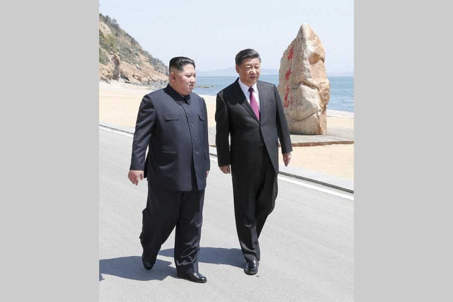 In this photo taken between May 07 and 08, 2018 released by Xinhua News Agency, Chinese President Xi Jinping, right, walks with North Korean leader Kim Jong Un during a meeting in Dalian in northeastern China's Liaoning Province. —Photo: AP