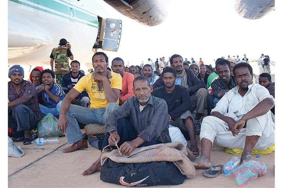 Migrants being loaded on to a cargo plane in Kufra, Lybia. —Photo:IPS