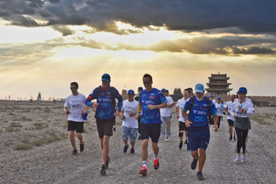 Extreme adventurers David Grier (right in the front) and Andrew Stuart (left in the front) were joined by Fresenius Medical Care Asia-Pacific CEO Harry de Wit (middle) and some employees during the last kilometres of the Great Wall run. Photo: Fresenius Medical Care