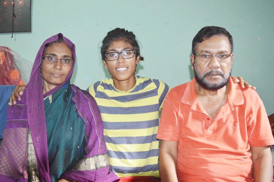 Leg-spinner Fahima Khatun posing with her parents — FE Photo