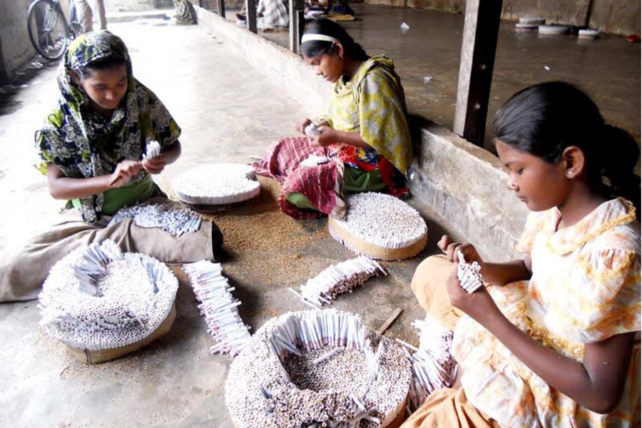 Child labourers working at a bidi factory of Haragachh in Rangpur on Saturday — FE Photo