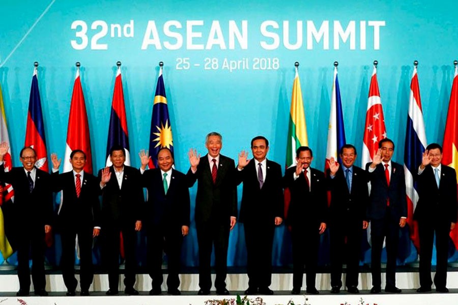 Leaders and country representatives pose for a group photo during the opening ceremony of the 32nd ASEAN Summit on Saturday, April 28, 2018, in Singapore. —Photo: AP