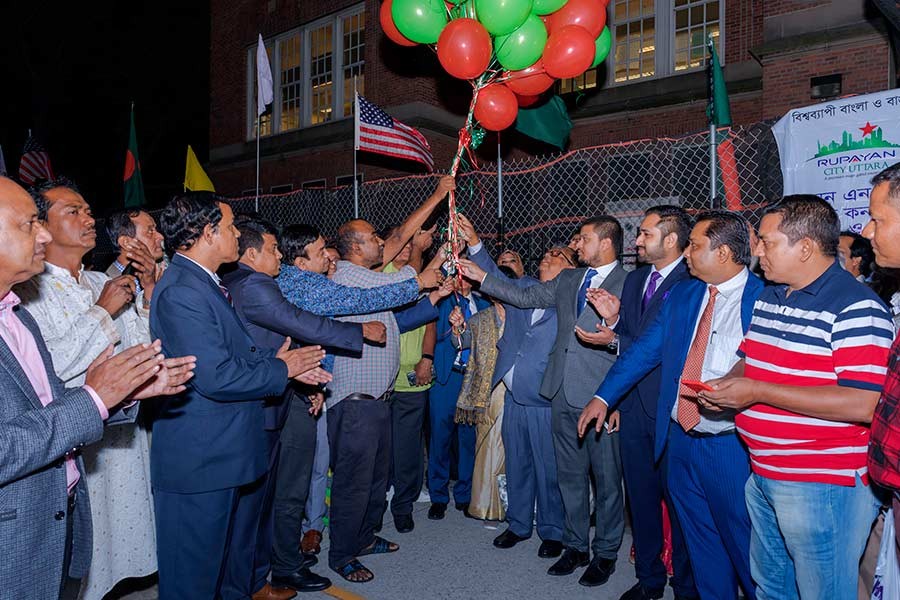 Acting Editor of The Financial Express Shahiduzzaman Khan inaugurating the “Rupayan Global Convention and Bangladesh Trade Fair-2018” by releasing balloons at Jackson Heights in New York on Friday (September 21). -FE Photo