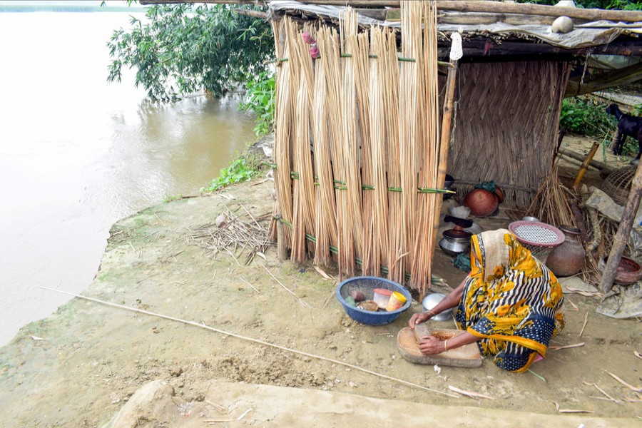 A woman cooking for family members along the riverside even at the risk of erosion in Mohammadpur of Magura — FE Photo