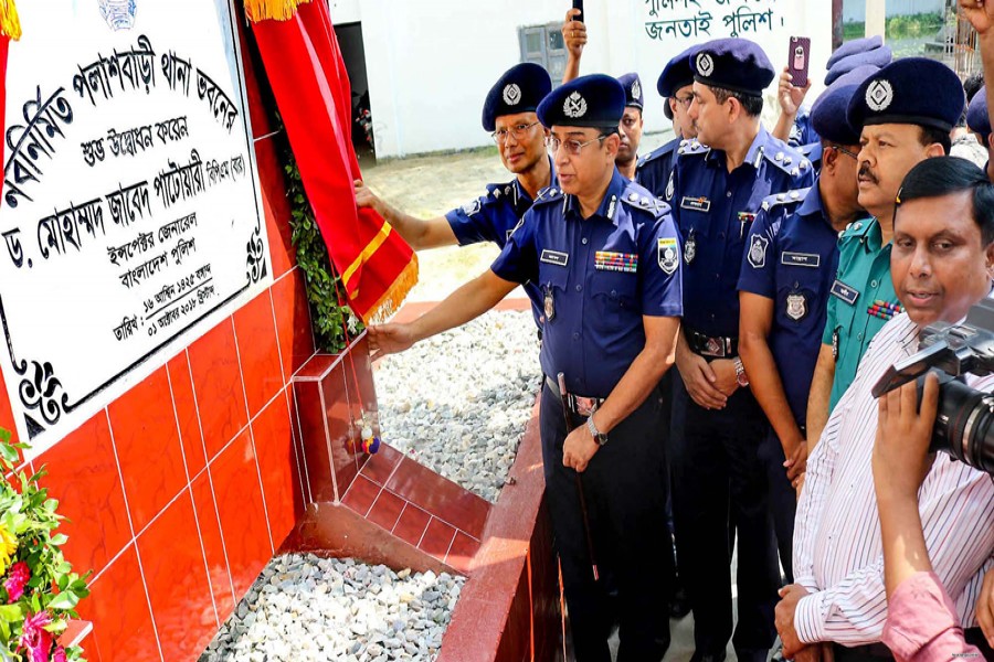 IGP Dr Mohammad Javed Patwary inaugurating the newly-constructed building of the Palashbari Police Station in Gaibandha by unveiling the plaque on Monday — Focus Bangla