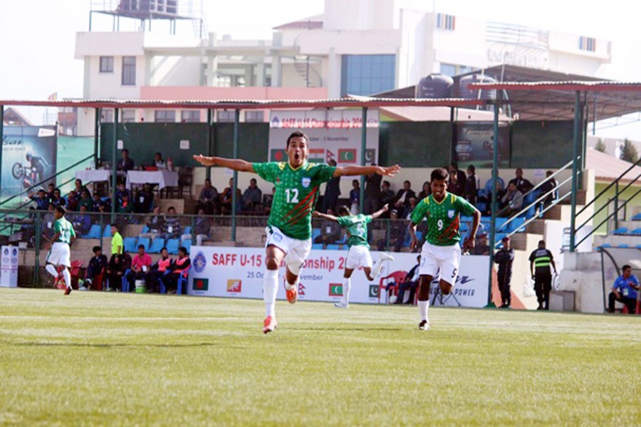 Bangladesh team celebrating after beating hosts Nepal in the SAFF U-15 Championship match at ANFA Complex at Lalitpur in Nepal on Monday — bdnews24.com