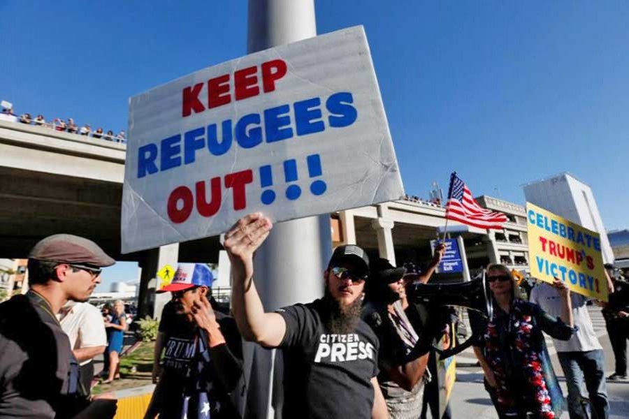 A THIRD OF AMERICANS THINK TRUMP'S TRAVEL BAN WILL MAKE THEM SAFER: Pro-Trump demonstrators yell slogans during protest against the travel ban imposed by U.S. President Donald Trump's executive order, at Los Angeles International Airport in Los Angeles, California, U.S., January 29, 2017. —Reuters