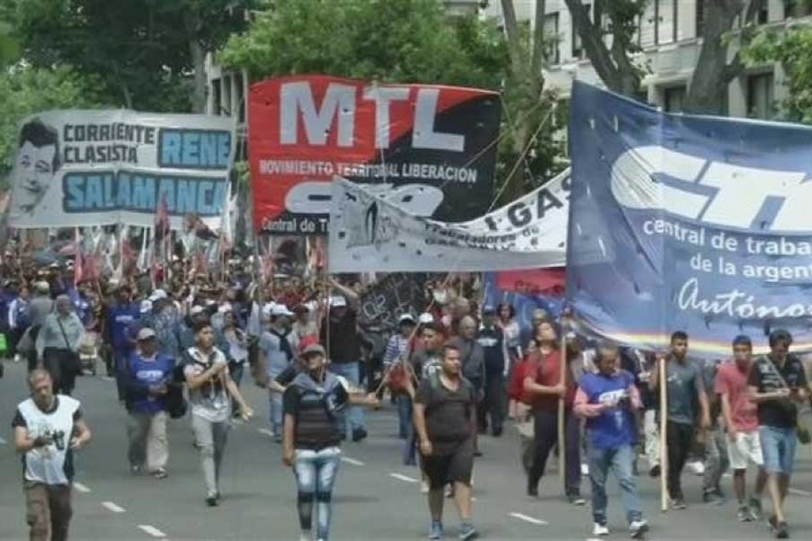 As the Argentine Senate opened debate on November 14, 2018 on a budget that would convert President Mauricio Macri's austerity deal with the International Monetary Fund into law, protesters comprising trade unions and leftist groups descended on the Congress building.