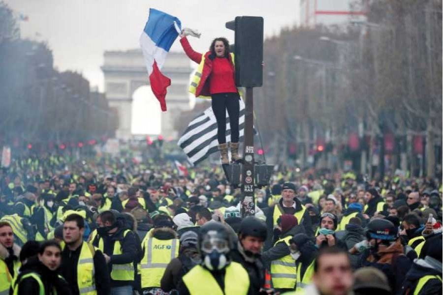 Demonstrators wearing yellow jackets, a symbol of protest against high fuel prices, occupy the Champs-Elysee in Paris on Saturday, November 24, 2018: The planned protest did not end well being peaceful in Paris on Saturday against the fuel boost and the criticism of Emmanuel Macron's government. Demonstrators called yellow vests, collided with the police force, barricades and burned furniture, while the authorities fired tear gas and water jets. —Photo: Reuters
