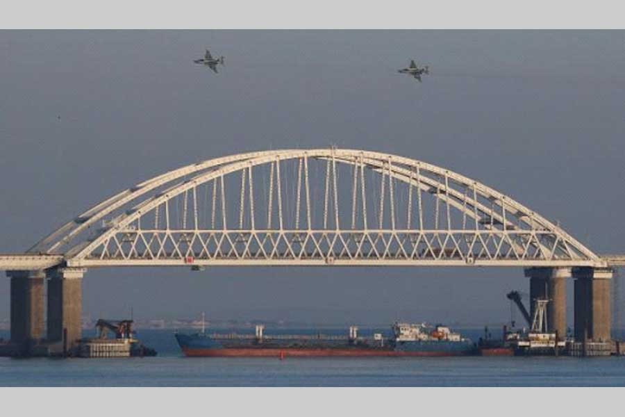 Russian jet fighters fly over a bridge connecting the Russian mainland with the Crimean Peninsula with a cargo ship beneath it after three Ukrainian navy vessels were stopped by Russia from entering the Sea of Azov via the Kerch Strait in the Black Sea, Crimea on November 25, 2018. — Photo: Reuters