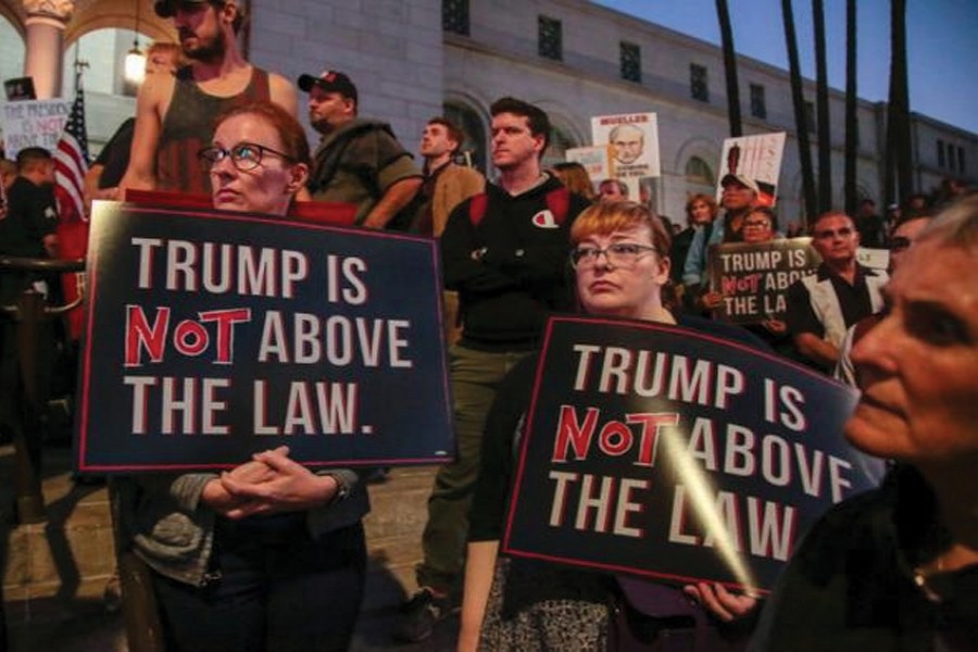 Protesters call for the protection of the investigation led by Special Counsel Robert Mueller in a demonstration in Los Angeles, November 08, 2018. —Photo: Reuters