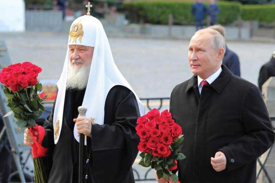 Russian President Vladimir Putin and Patriarch Kirill, the head of the Russian Orthodox Church, lay flowers at the monument of Minin and Pozharsky on Red Square near the Kremlin, in Moscow on November 04, 2018. —Photo: Sputnik/Mikhail Klimentyev/Kremlin