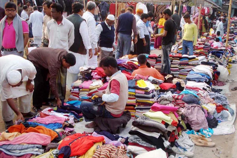 Buyers thronged makeshift warm clothes shops in the Rangpur station area on Monday — FE Photo