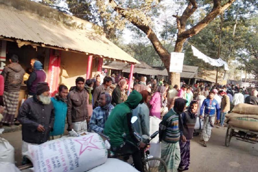 Traders at the Kaliganj Haat beside the Tanore-Rajshahi Highway under Tanore upazila in Rajshahi — FE Photo