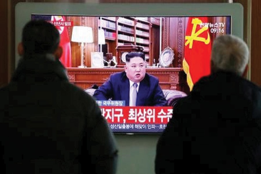 KIM JONG UN WARNS US IN NEW YEAR SPEECH: People watch a TV screen showing North Korean leader delivering a New Year's speech, at Seoul Railway Station in Seoul. —Photo: AP