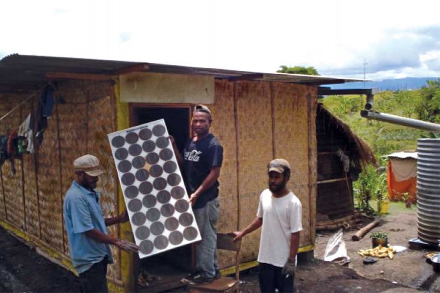 Communities in rural Papua New Guinea install their own cost effective and energy efficient solar panels. GGGI says that governments should rather invest in renewable energy. ––Catherine Wilson/IPS