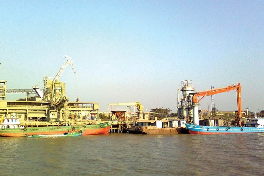 To ensure hassle-free cargo handling and exports, the Mongla Port Authority (MPA) under the Shipping Ministry has signed an agreement to procure a mobile harbour crane for the port to ease the port's container handling system - Apparel Resources Bangladesh, August 06, 2018. — mapio.net