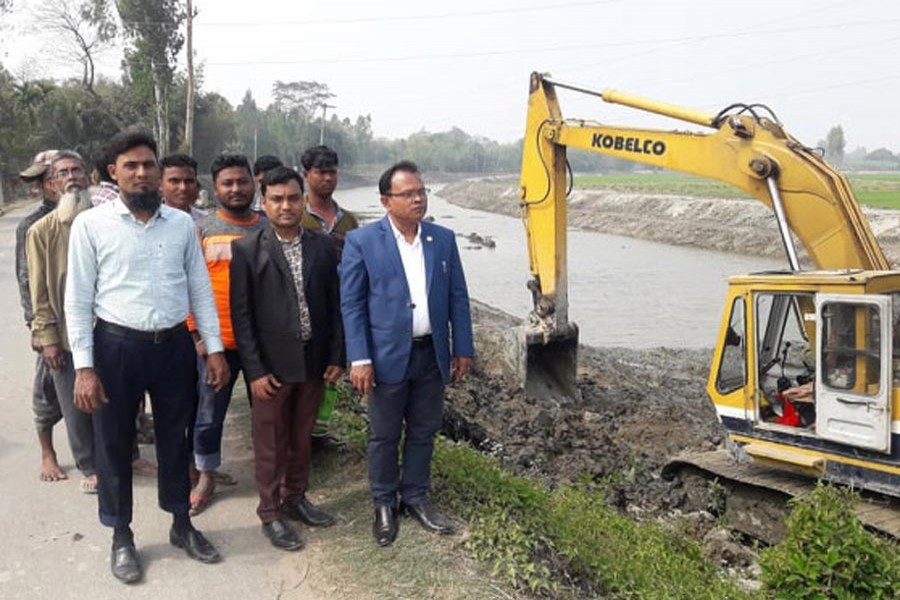 Officials of the Fisheries Department visiting the project site on the Mora Karotoa riverbed under Gobindaganj upazila in Gopalganj upazila — FE Photo