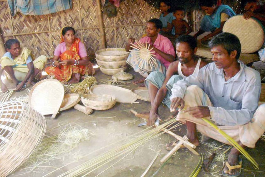 Artisans making different products from bamboo in Mahelipara village at Chatra union under Pirganj upazila in the district on Wednesday — FE Photo