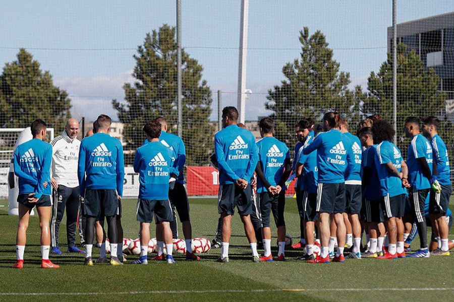 Real Madrid's new head coach Zinedine Zidane leading his first training session after his appointment at Valdebebas sport complex, outside Madrid on Wednesday — Internet