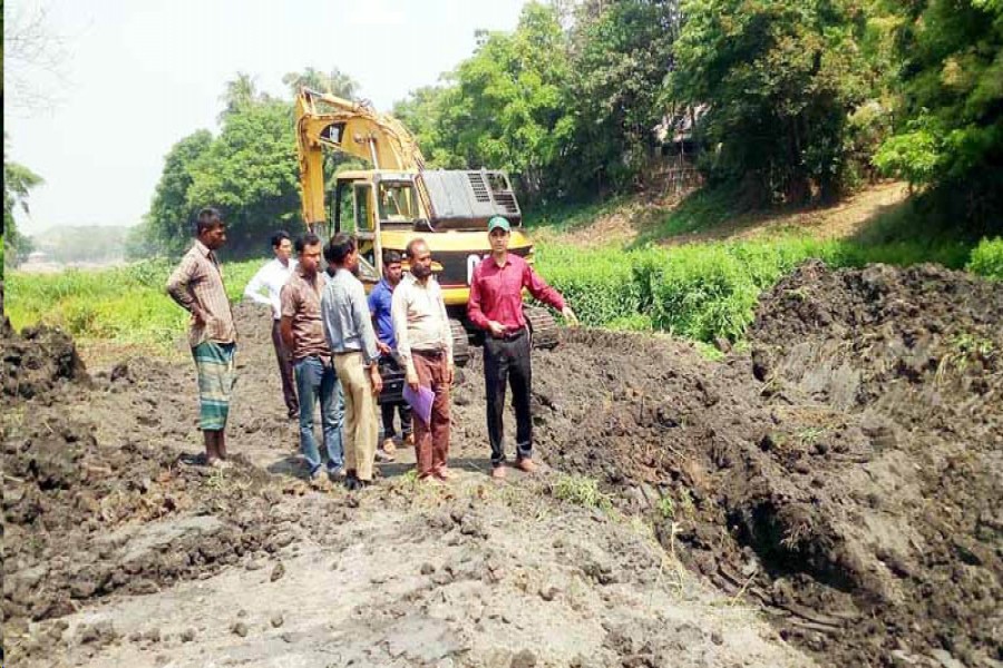An official inspecting the Dhamalia Canal excavation work in Biswambharpur upazila under Sunamganj district — FE Photo