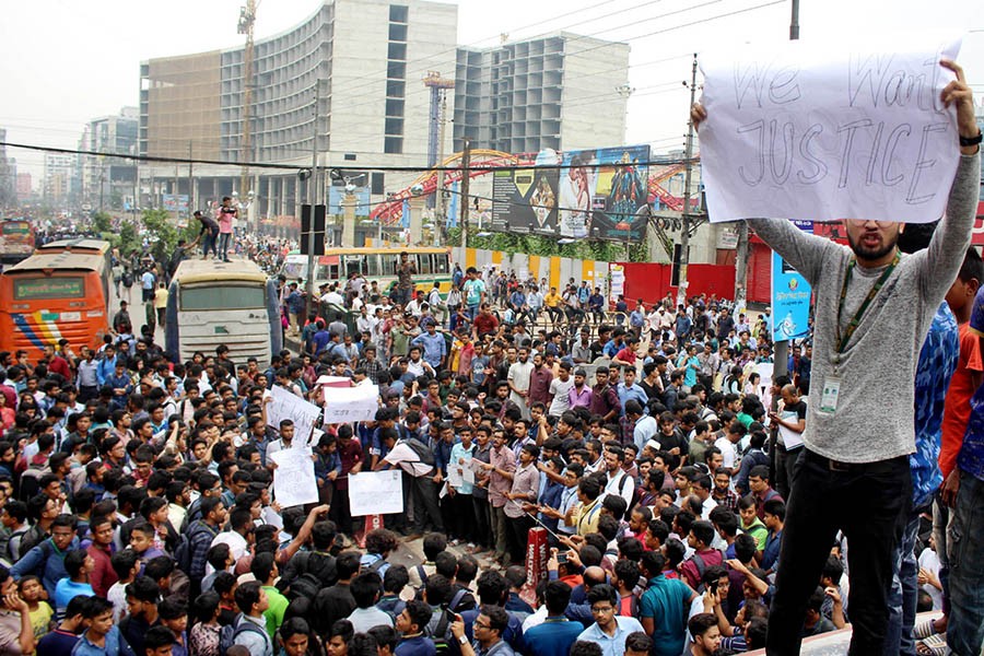 Students in their hundreds from BUP, North South University, and Siddheshwari College blocked the road in front of Jamuna Future Park in the city on Tuesday and started protesting the death of Abrar — Focus Bangla photo