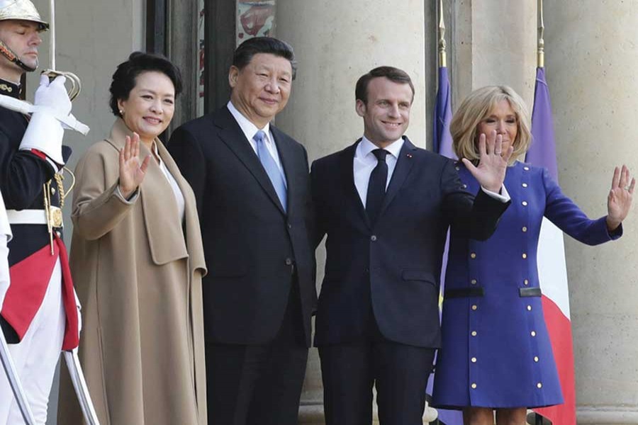 President Xi Jinping and his wife Peng Liyuan pose for a group photo with French President Emmanuel Macron and his wife Brigitte Macron at a see-off ceremony in Paris on March 26, 2019. President Xi Jinping's first overseas visit in 2019 has elevated China's ties with Italy, Monaco and France to a new level, and injected new impetus into China-Europe comprehensive strategic partnership, Chinese State Councilor and Foreign Minister Wang Yi has said. —Photo: Xinhua