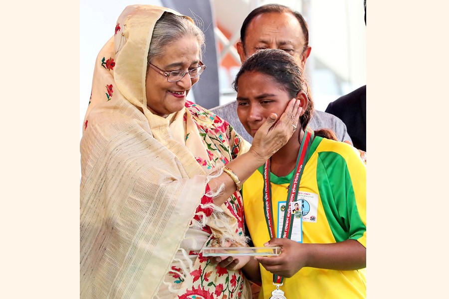 Prime Minister Sheikh Hasina consoling a player from runner-up team of the Bangamata Begum Fazilatunnesa Mujib Gold Cup Primary School Football Tournaments-2018 at Bangabandhu National Stadium in the city on Thursday — BSS