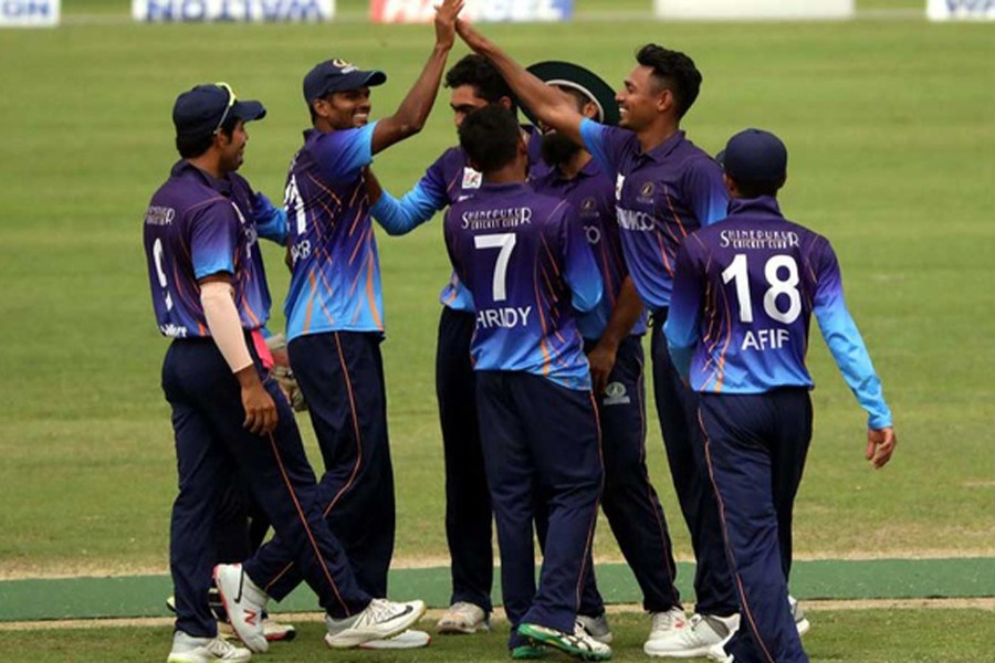 Players of Gazi Group celebrating after getting a wicket of Shinepukur Cricket Club in the DPDCL at Sher-e-Bangla National Cricket Stadium in the city on Monday — bdnews24.com