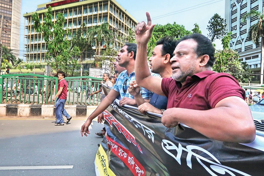 Retail investors staging a demonstration at Motijheel in the city on Tuesday, protesting against the continuous fall in stock prices — FE photo by Shafiqul Alam