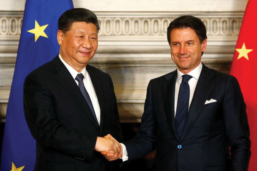 Chinese President Xi Jinping (left) and Italian Prime Minister Giuseppe Conte shake hands after signing trade agreements at Villa Madama in Rome on March 23, 2019. —Photo: Reuters