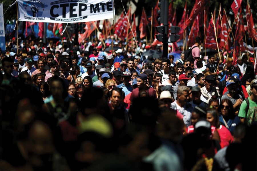 Demonstrators march during a protest against the increase of public rates, in Buenos Aires, Argentina on February 13, 2019. —Photo: Reuters