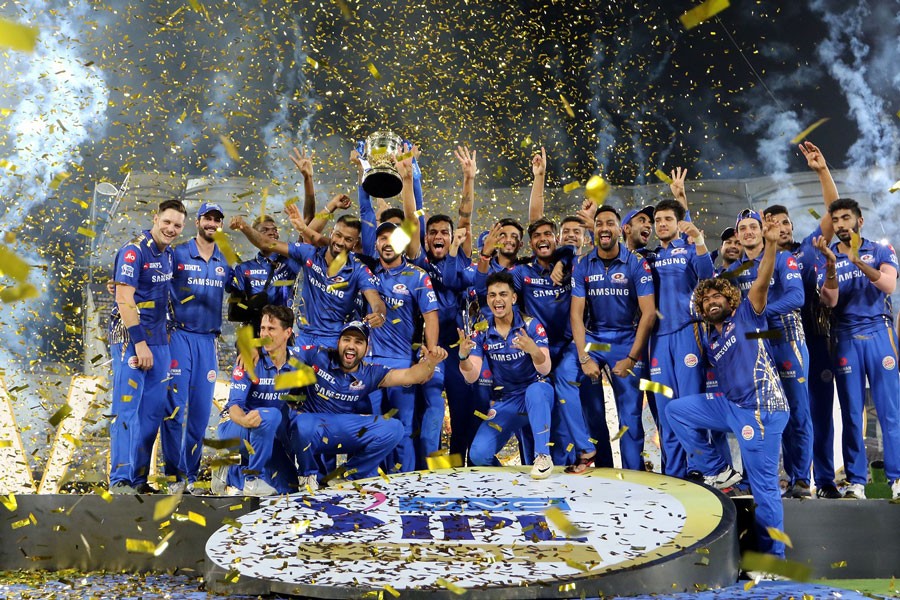 The Mumbai Indians players posing with the IPL 2019 trophy — BCCI