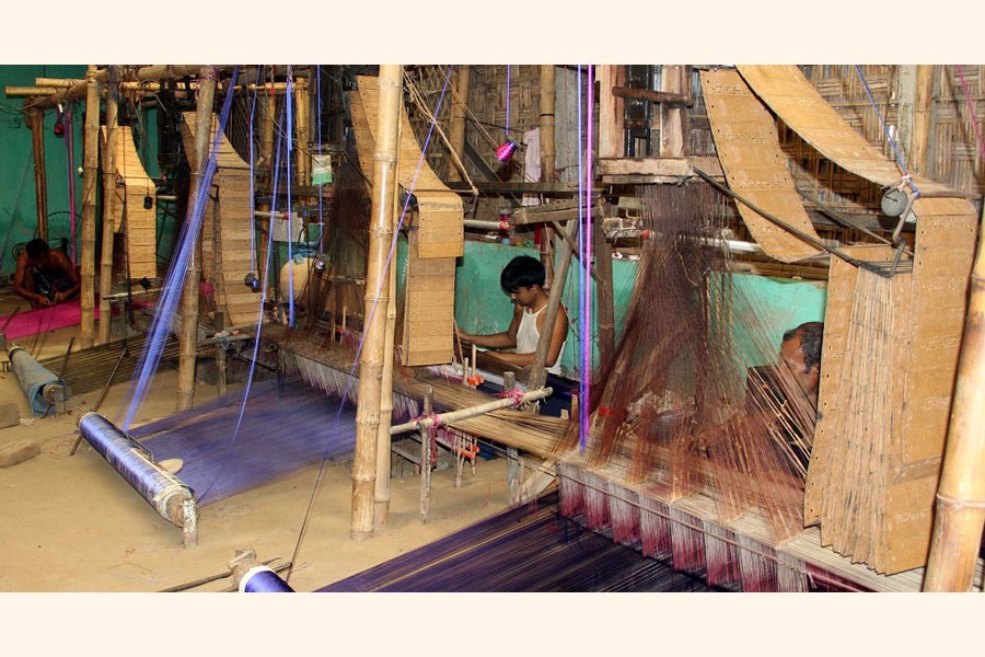 Weavers at Benarasi Palli under Gangachhara upazila in Rangpur passing busy time on Thursday — FE Photo