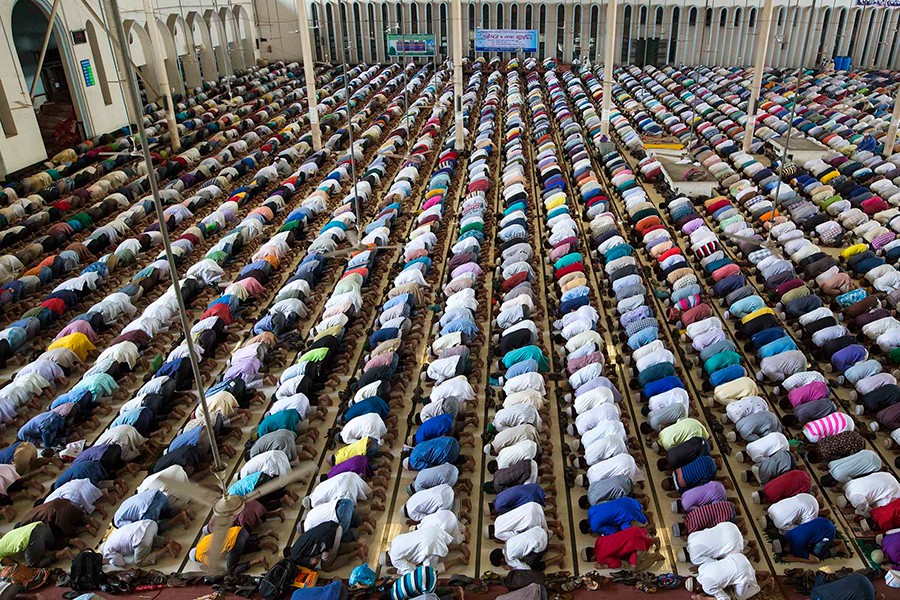 Muslims offer sujood (prostration to Allaah in the direction of the Kaaba at Mecca) during a congressional prayer on a Friday at Baitul Mukarram National Mosque in Dhaka — FE/Files