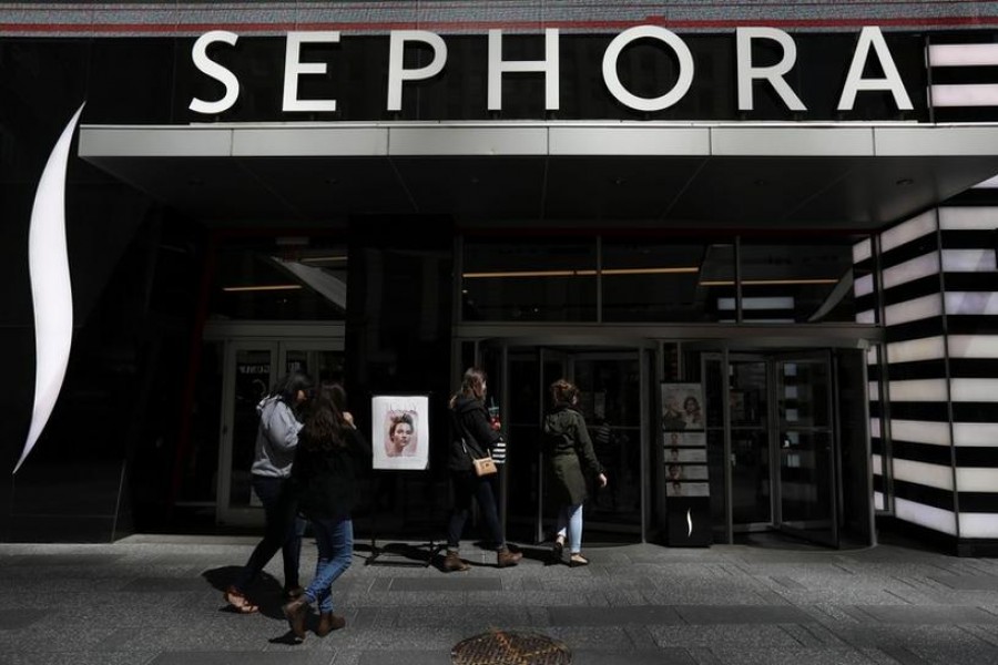 People walk into a Sephora store in Times Square in the Manhattan borough of New York, New York, US April 2, 2017 - REUTERS/Carlo Allegri/File Photo