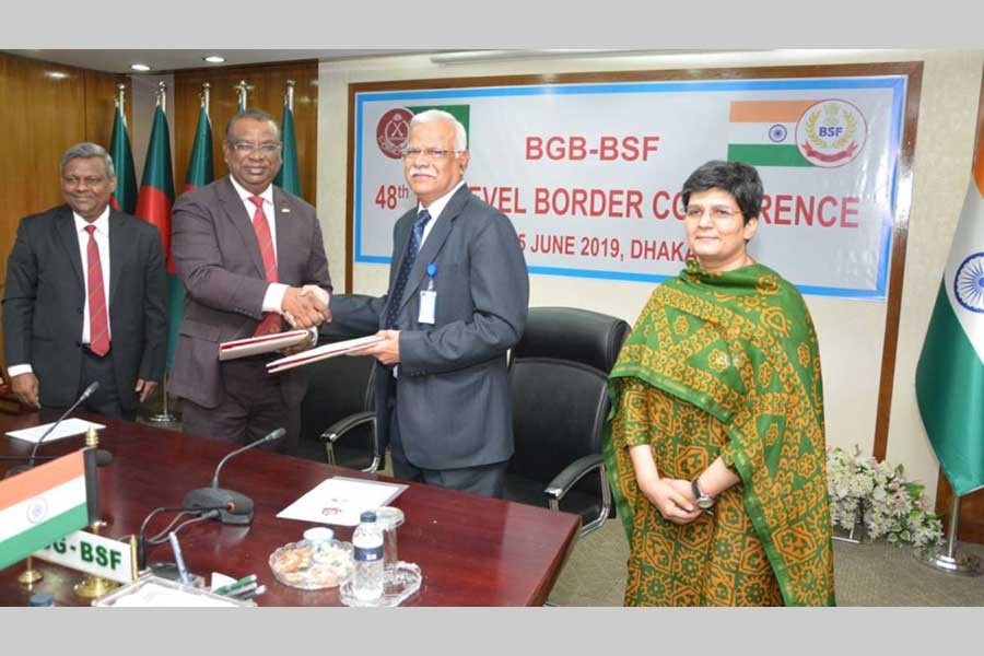BGB chief Major General Md Shafeenul Islam (L) and BSF Director General Rajni Kant Mishra (R) are handing over Joint Record of Discussion (JRD) - UNB