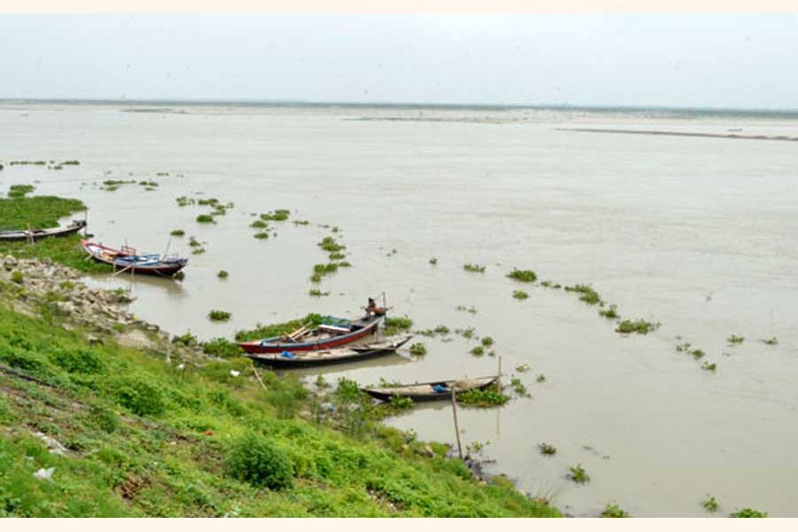 The Padma river near Rajshahi district is continuing to spate over the last couple of days making thousands of char villagers worried — FE Photo