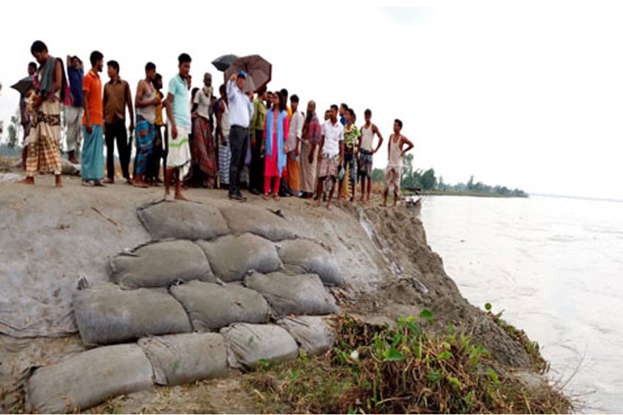 Erosion-hit people gathered on the bank of the Teesta in Gangachhara upazila of Rangpur district on Monday — FE Photo