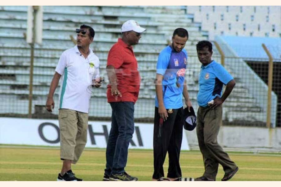 Bangladesh captain Shakib Al Hasan examining the Zahur Ahmed Chowdhury Stadium pitch in Chattogram on Wednesday — bdnews24.com