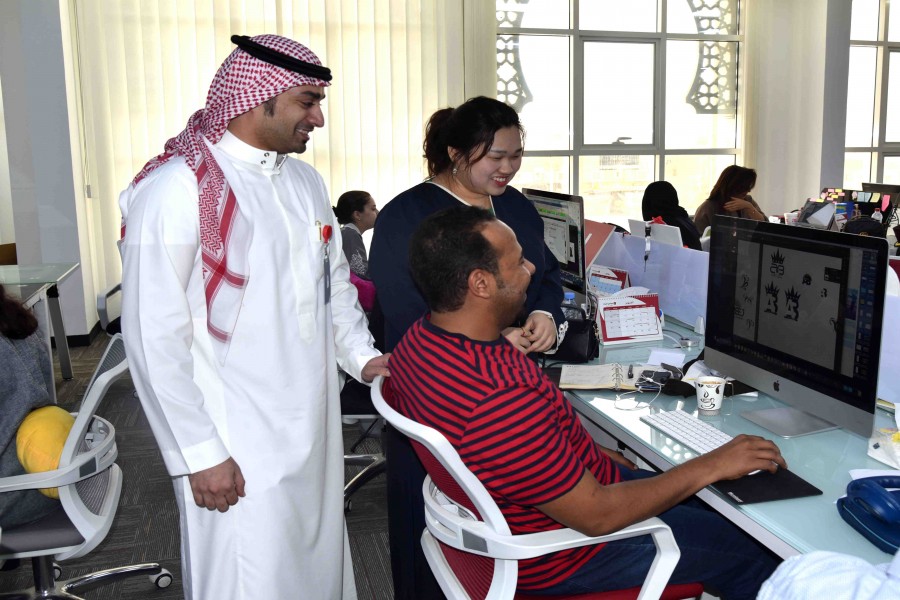 Workers talk in an office of JollyChic in Riyadh, capital of Saudi Arabia, on June. 25, 2018. JollyChic is an online retailer operated by a Chinese e-commerce company named Jolly Information Technology Co. LTD based in China's eastern city of Hangzhou. (Xinhua/Wang Bo)