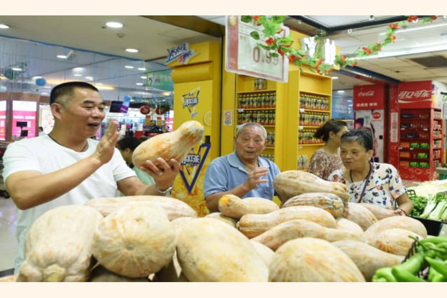 Customers purchasing vegetables at a supermarket in Hangzhou, Zhejiang Province of China recently — Reuters