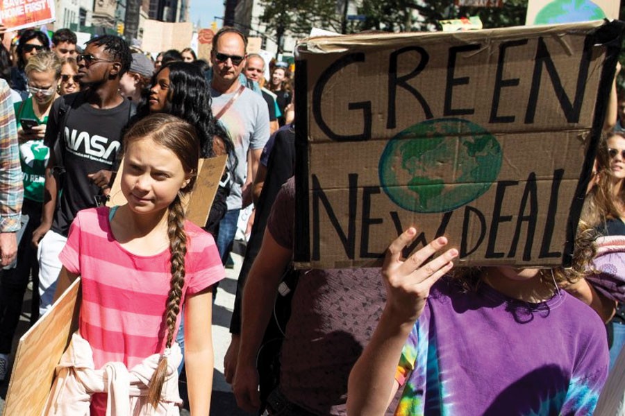 Swedish environmental activist Greta Thunberg, left, takes part during the Climate Strike, on September 20, 2019 in New York. —Photo: AP