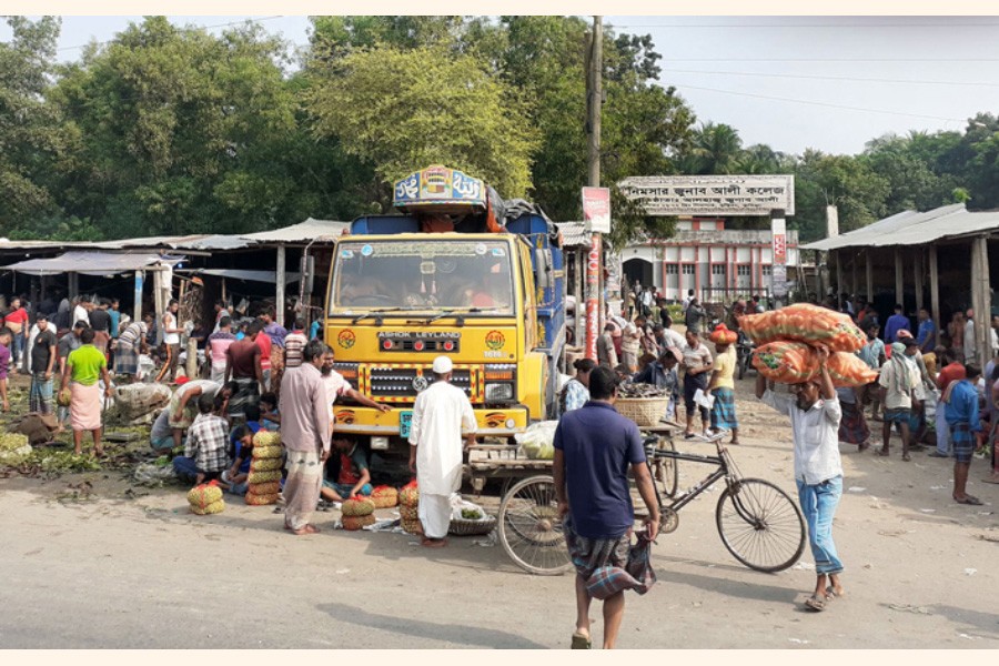 An unauthorised market in front of Nimsar Junab Ali College in Cumilla — FE Photo