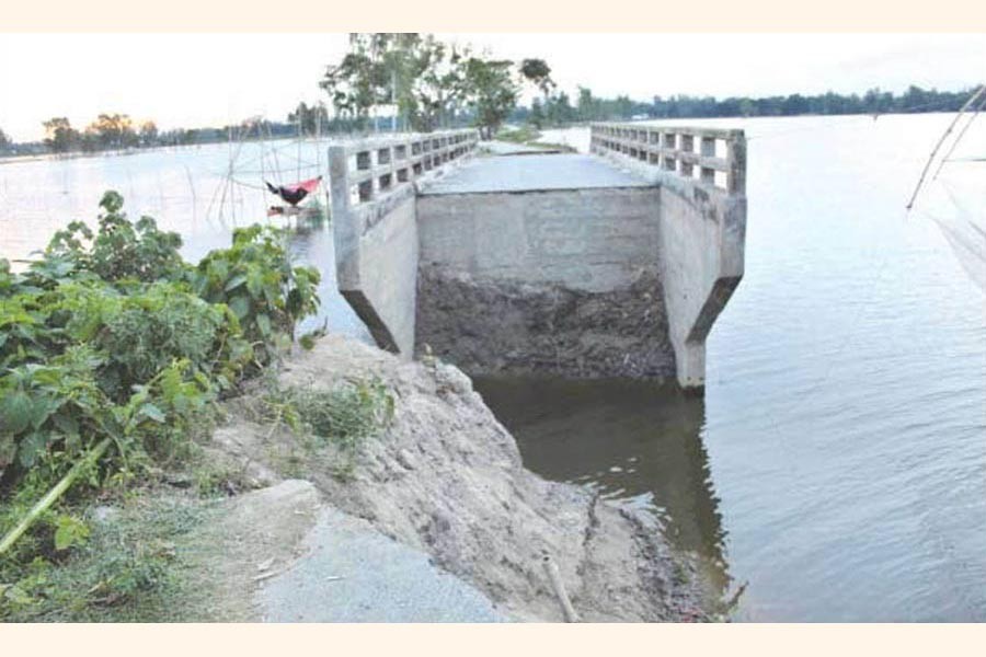 A view of the dilapidated condition of the Sujaitpur-Baluahat connecting bridge over the Goborchapa Canal under Sonatola upazila in Bogura district — FE Photo