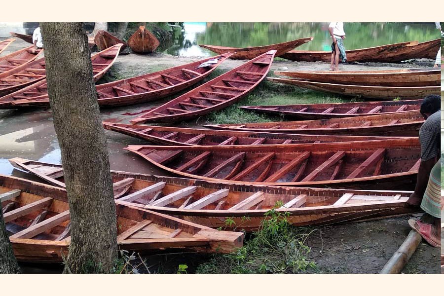 Small boats made by craftsmen seen in Dahar Ramsidhi village of Bashgram union under Narail Sadar upazila — UNB Photo