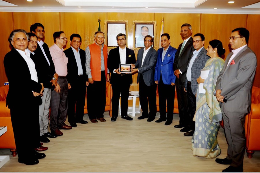 Sheikh Fazle Fahim, president of the Federation of Bangladesh Chambers of Commerce and Industry (FBCCI), presenting a memento to Matiur Rahman, president of the Newspaper Owners’ Association of Bangladesh (Noab) and editor of the Prothom Alo, at the former’s office in Dhaka city on Thursday